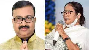 टीएमसी सुप्रीमो ममता बनर्जी के घर में सचमुच लग गई है सियासी आग...  