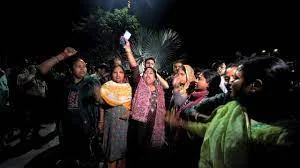 दिल्ली के सीएम केजरीवाल की गिरफ्तारी के खिलाफ AAP का हल्लाबोल, 10 नेता मुंबई पुलिस की हिरासत में...