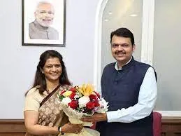 देवेंद्र फड़णवीस से कांग्रेस नेता शिवराज पाटिल की बहू ने की मुलाकात...