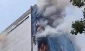 मुंबई के मलाड पूर्व में वर्दमान गारमेंट की दुकान में भीषण आग... कोई हताहत नहीं