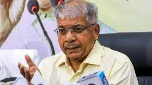 वंचित बहुजन अघाड़ी अध्यक्ष प्रकाश अंबेडकर ने 7 सीटों पर कांग्रेस को समर्थन देने की घोषणा की