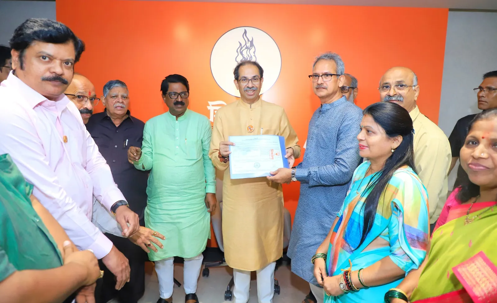 दक्षिण मध्य मुंबई लोकसभा क्षेत्र से शिवसेना UBT उम्मीदवार अनिल देसाई का AB फॉर्म उद्धव ठाकरे ने स्वीकार किया 