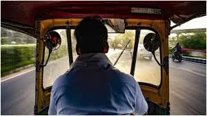 मुंबई में बे लगाम रिक्शा चालकों के खिलाफ ट्रैफिक पुलिस का विशेष अभियान... 2 हजार 189 पर दंडात्मक कार्रवाई