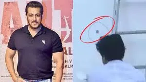 बॉलीवुड अभिनेता सलमान खान के घर के बाहर हुई फायरिंग... बाइक से आए दो शूटर्स ने चलाई गोलियां