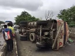 घनसोली स्टेशन के सामने पलटा ट्रक... ठाणे-बेलापुर ट्रैफिक जाम !