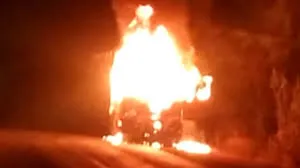 ठाणे में टैंकर के केबिन में लगी आग... घोड़बंदर रोड पर यातायात बाधित