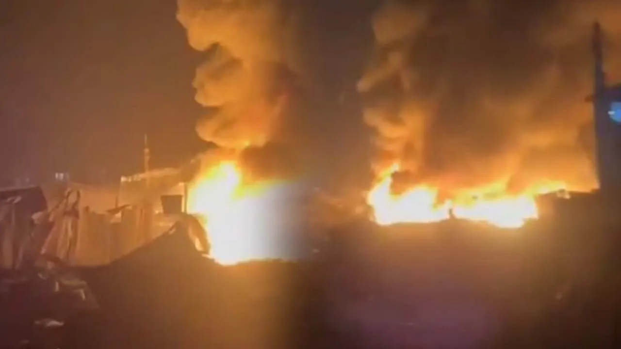 मीरारोड में लगी आग, चार सिलेंडर फटे... कोई हताहत नहीं 