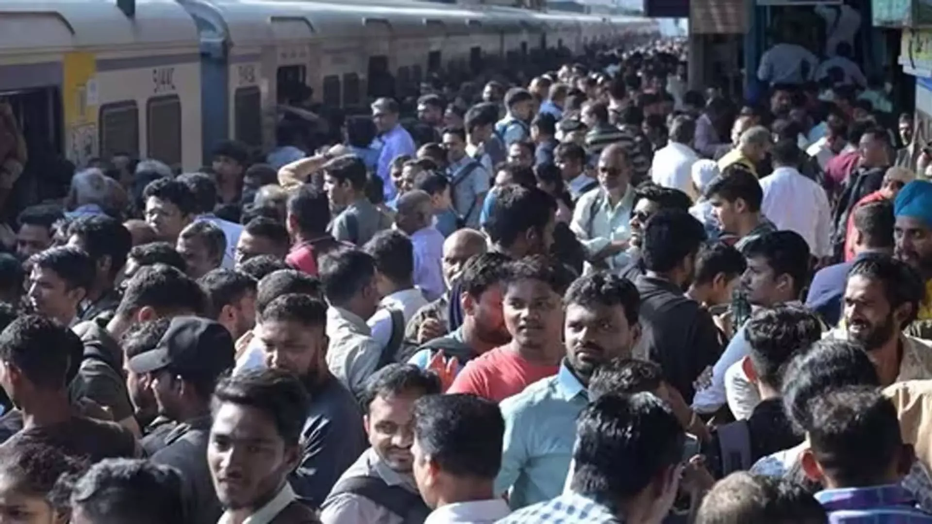 मुंबई : 930 मुंबई लोकल और 72 लंबी दूरी की ट्रेनें रद्द  