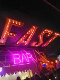 विरार के पंखा फास्ट पब में नशे में धुत युवतियों ने एक महिला पुलिसकर्मी  के साथ की मारपीट 