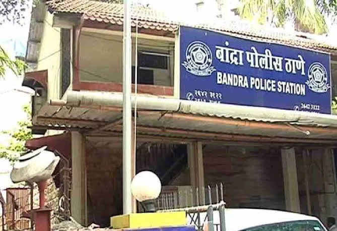 मुंबई : बांद्रा पुलिस स्टेशन में 4 लोगों पर अव्यवस्थित आचरण और संपत्ति को नुकसान पहुंचाने का मामला दर्ज
