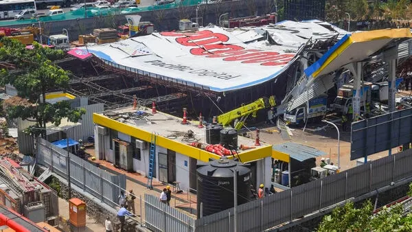 मुंबई होर्डिंग दुर्घटना बचाव अभियान 60 घंटे बाद समाप्त; मलबा हटाने का काम शुरू  