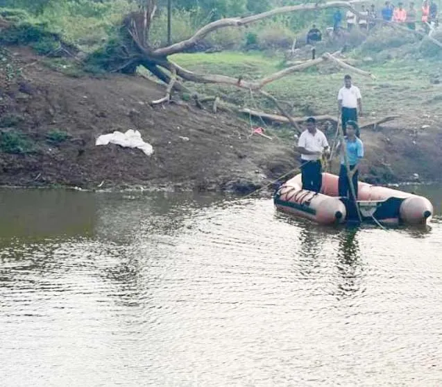 वसई : गड्ढे में भरे पानी में तैरने गए दो बच्चे डूबे, अन्य बच्चों की तलाश जारी...