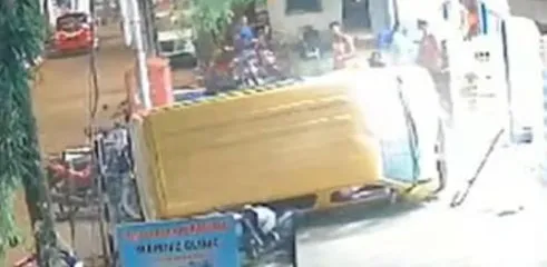 सैलून ड्राइवर ने चलाई स्कूल बस, दुकान में घुसी, वीडियो हुआ वायरल