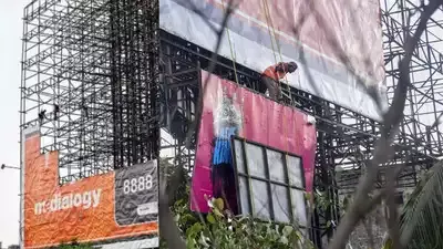 मुंबई नगर निगम के नियम अमान्य, रेलवे का बोर्ड हटाने से इनकार