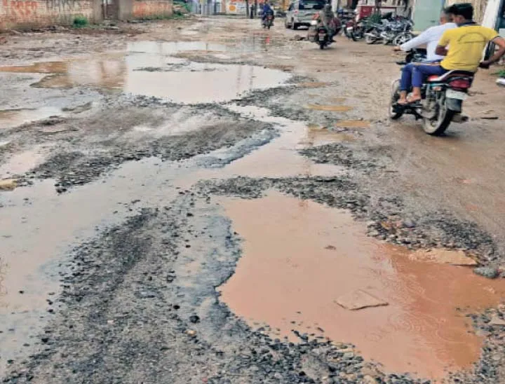 मुंबई की सड़कों पर बारिश के साथ ही बनने लगे गड्ढे... सड़कों पर मात्र 82 गड्ढे 