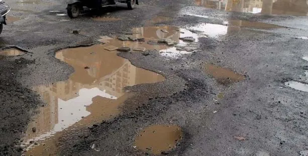 घोड़बंदर मार्ग पर गड्ढों और ऊबड़-खाबड़ सड़क के कारण हादसों का डर...