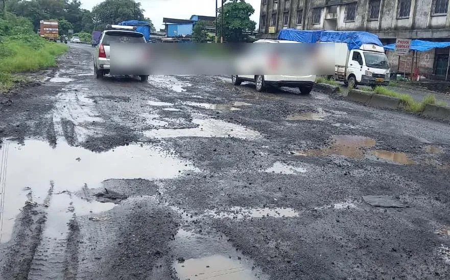 भिवंडी में सड़कें खस्ताहाल में...  रोज हो रहे एक्सीडेंट, आखिरकार कितनी मौतों के बाद जागेगा पालिका प्रशासन 