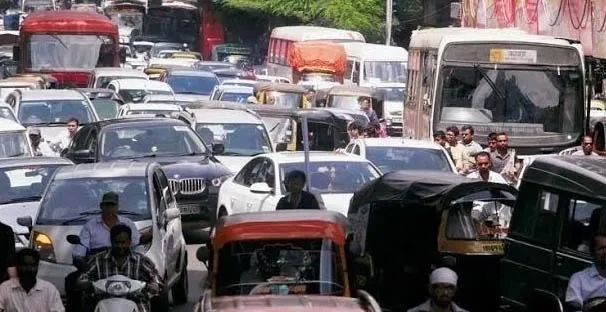 कल्याण-शिल्पाटा रोड पर भारी वाहनों के कारण दिन में भारी जाम...  ट्रैफिक पुलिस करती है नियमों की अनदेखी 