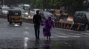 मुंबई, ठाणे और पालघर में भारी बारिश... ऑरेंज अलर्ट, रायगढ़ के लिए रेड अलर्ट
