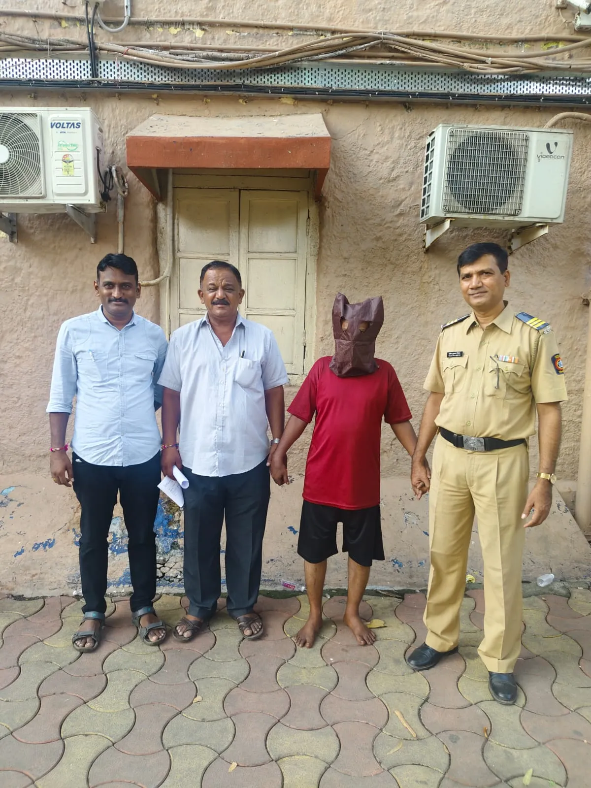 Mahim पुलिस क्वार्टर के 15 घरों में चोरी करने वाला चोर पुलिस के गिरफ्त में