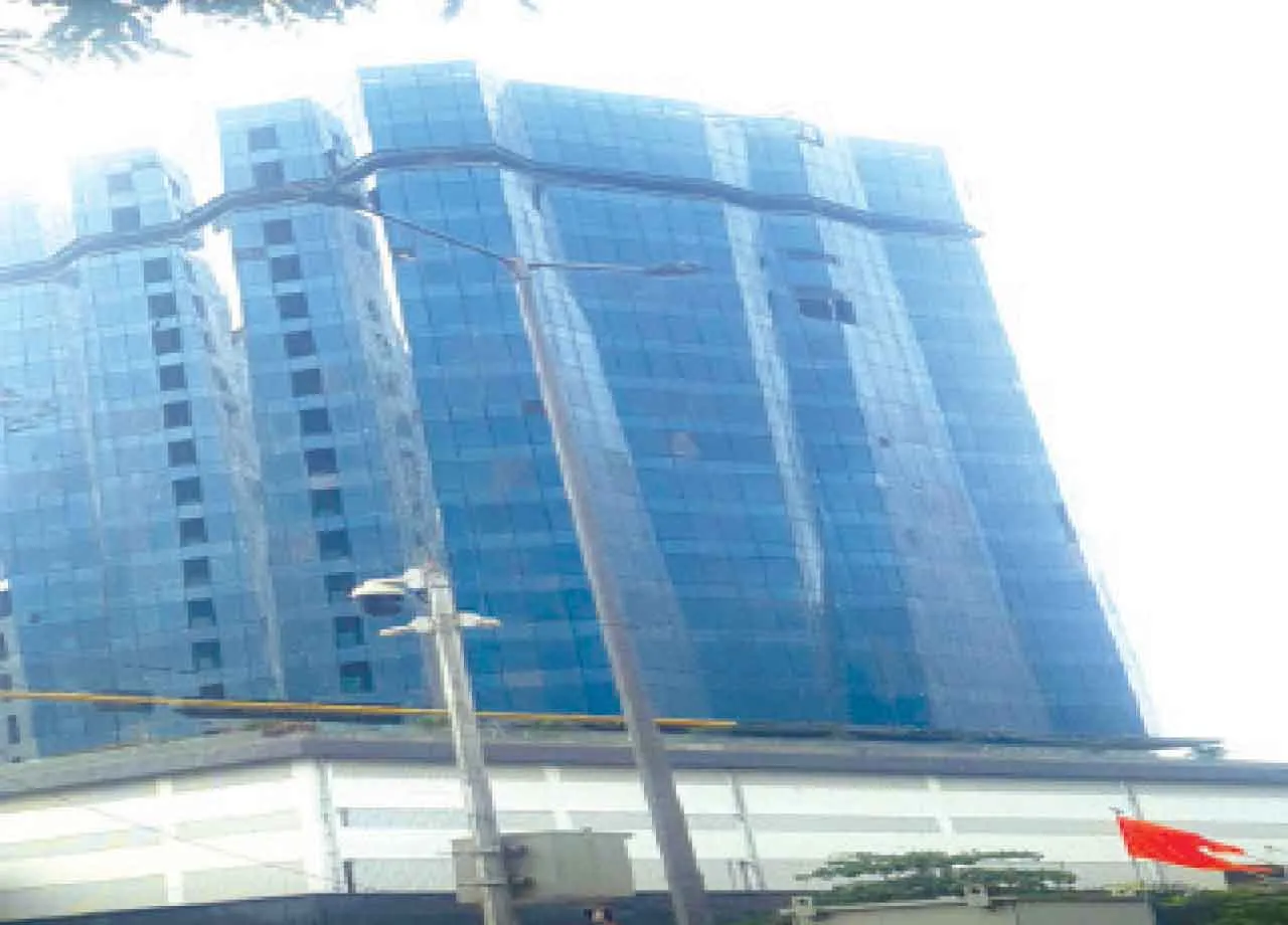 नवी मुंबई : इमारत में लगे कांच उद्घाटन से पहले ही लगे गिरने ...