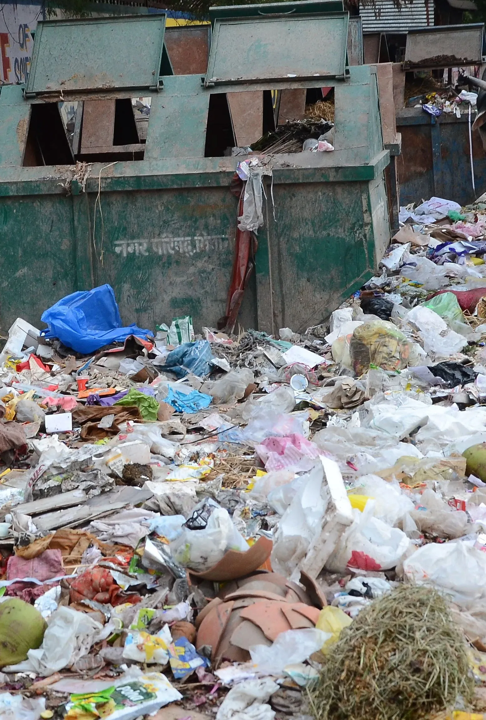 भिवंडी शहर के मुख्य सड़कों पर पालिका कर रही है कचरा डंप... करोड़ों रूपये खर्च के बाद भी शहर स्वच्छता से कई कदम दूर