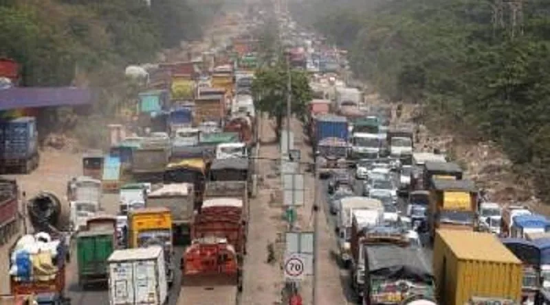 भारी वाहनों की असमय आवाजाही जारी; मुंबई नासिक हाईवे, मुंब्रा बाईपास पर भीड़