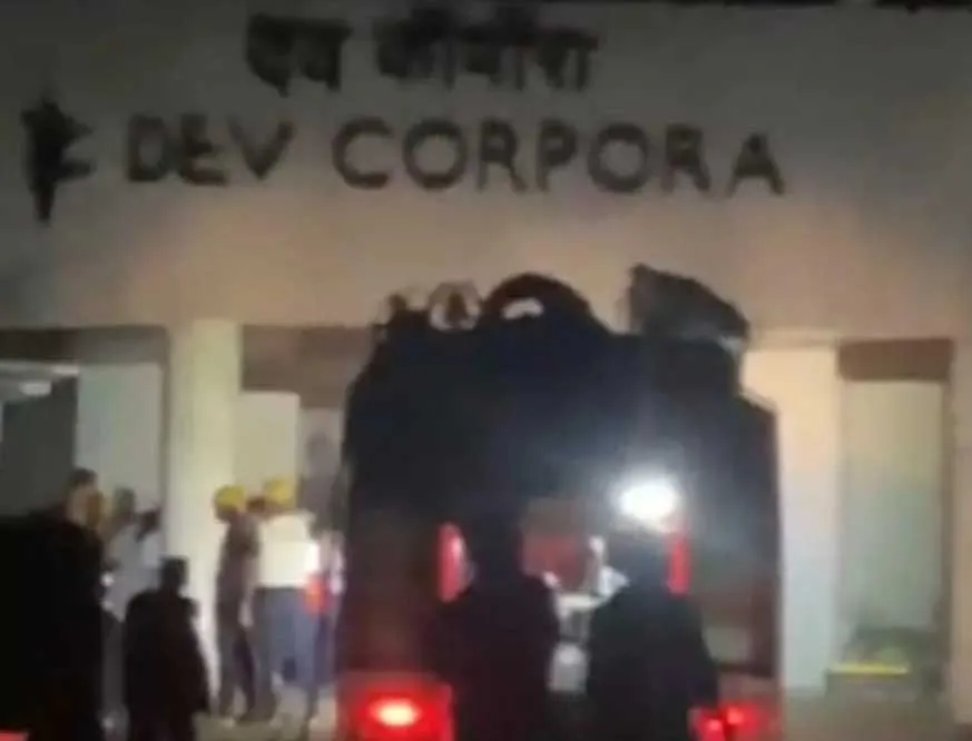 ठाणे के देव कॉर्पोरा बिल्डिंग में आग;  9 लोगों को मौके से बचाया 