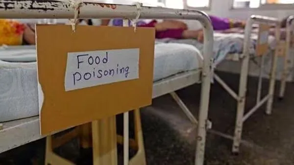 पुणे में एक स्कूल के करीब तीस छात्रों को फूड पॉइजनिंग के कारण अस्पताल में भर्ती 