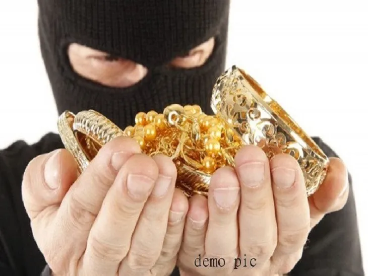 मुंबई : घर से 4.28 लाख रुपये के सोने और हीरे के आभूषण चोरी करने के आरोप में घरेलू सहायक गिरफ्तार