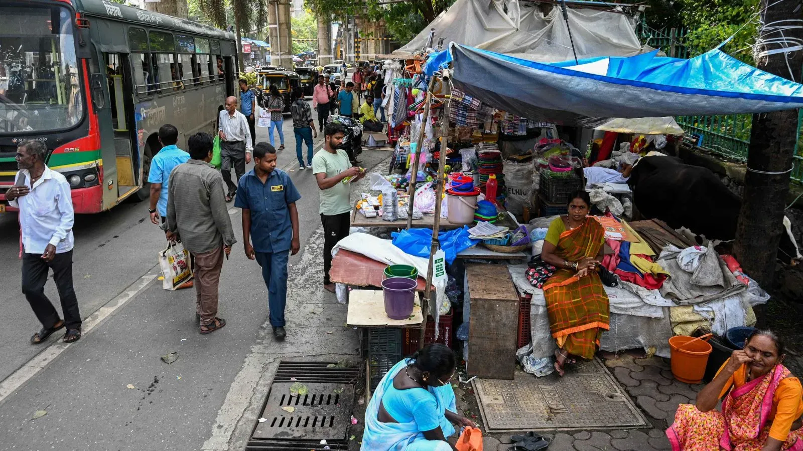 मुंबई : बीएमसी और मुंबई पुलिस शहर में अवैध फेरीवालों के खतरे को रोकने में विफल!