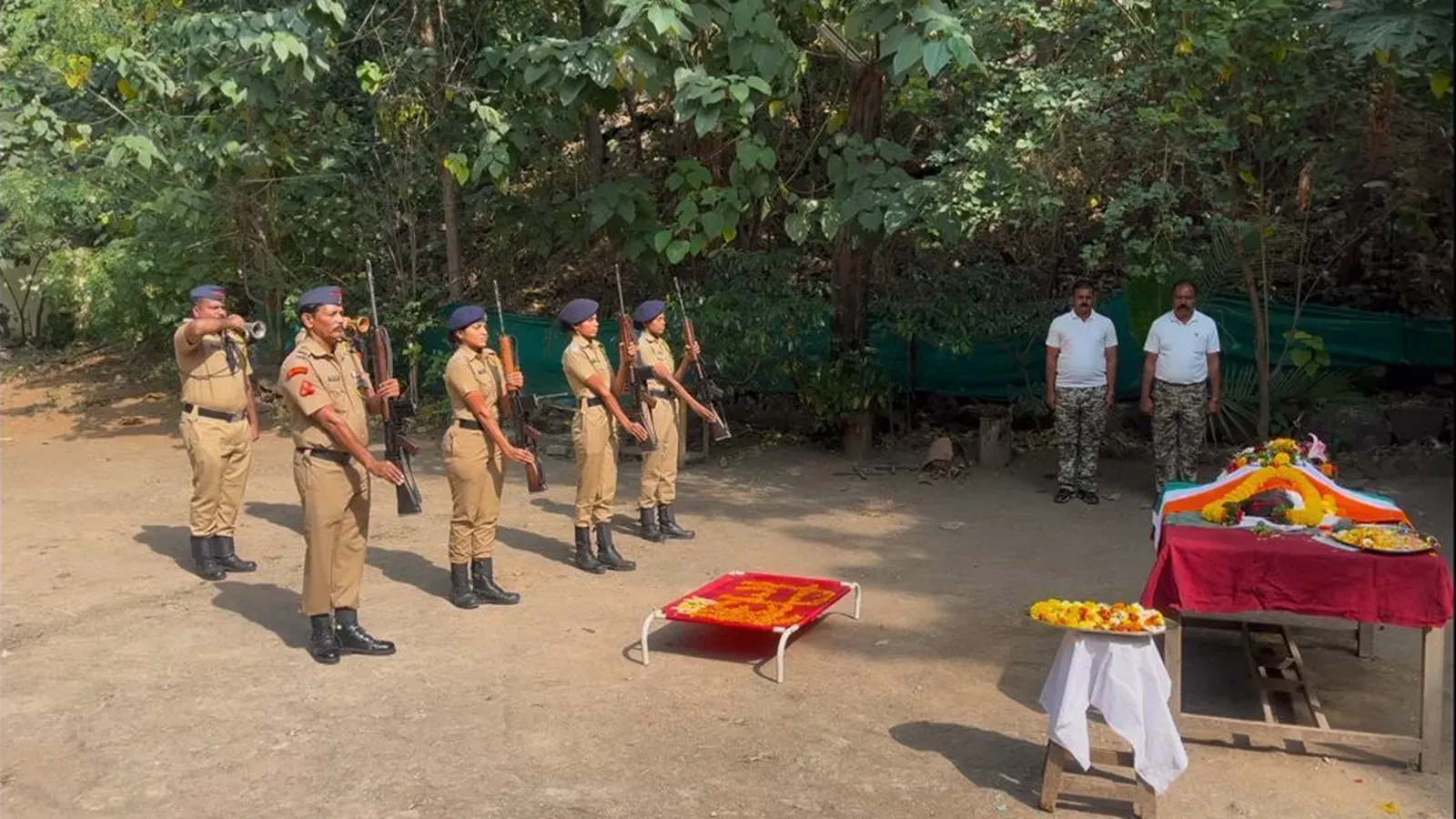 पुणे पुलिस बल ने अपने भरोसेमंद नारकोटिक्स विशेषज्ञ कुत्ते लियो को अंतिम विदाई दी