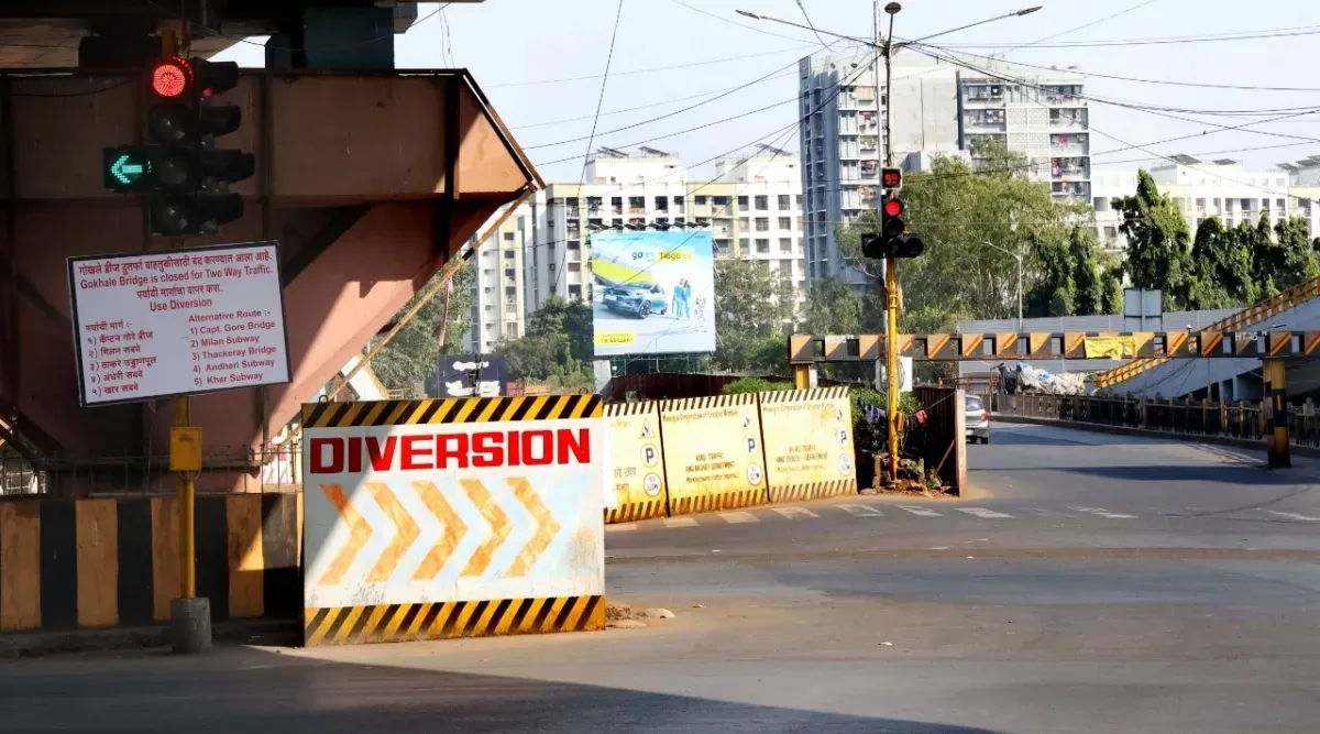 वेस्टर्न एक्सप्रेस हाईवे पर गोखले पुल प नशे में नाकाबंदी के बैरिकेड में घुसाई कार, लोगों ने कर दी पिटाई  