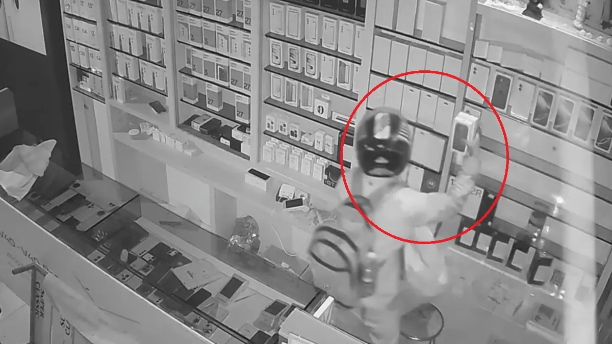 नवी मुंबई में इंजीनियरिंग के छात्र ने कॉलेज की फीस भरने के लिए मोबाइल दुकान से 54 मोबाइल फोन चुरा लिए