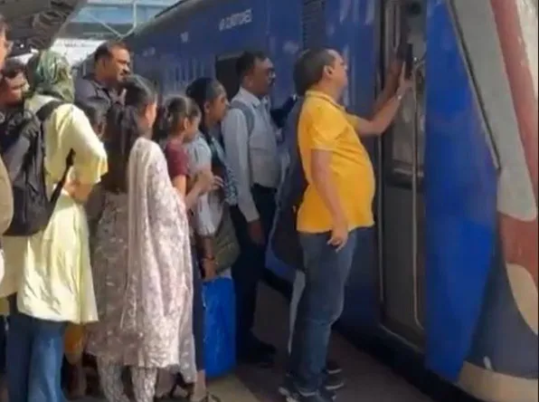 दादर स्टेशन पर वातानुकूलित लोकल के दरवाजे बंद रहे यात्री उतर नहीं पाए; आगे की जांच तक ट्रेन मैनेजर निलंबित