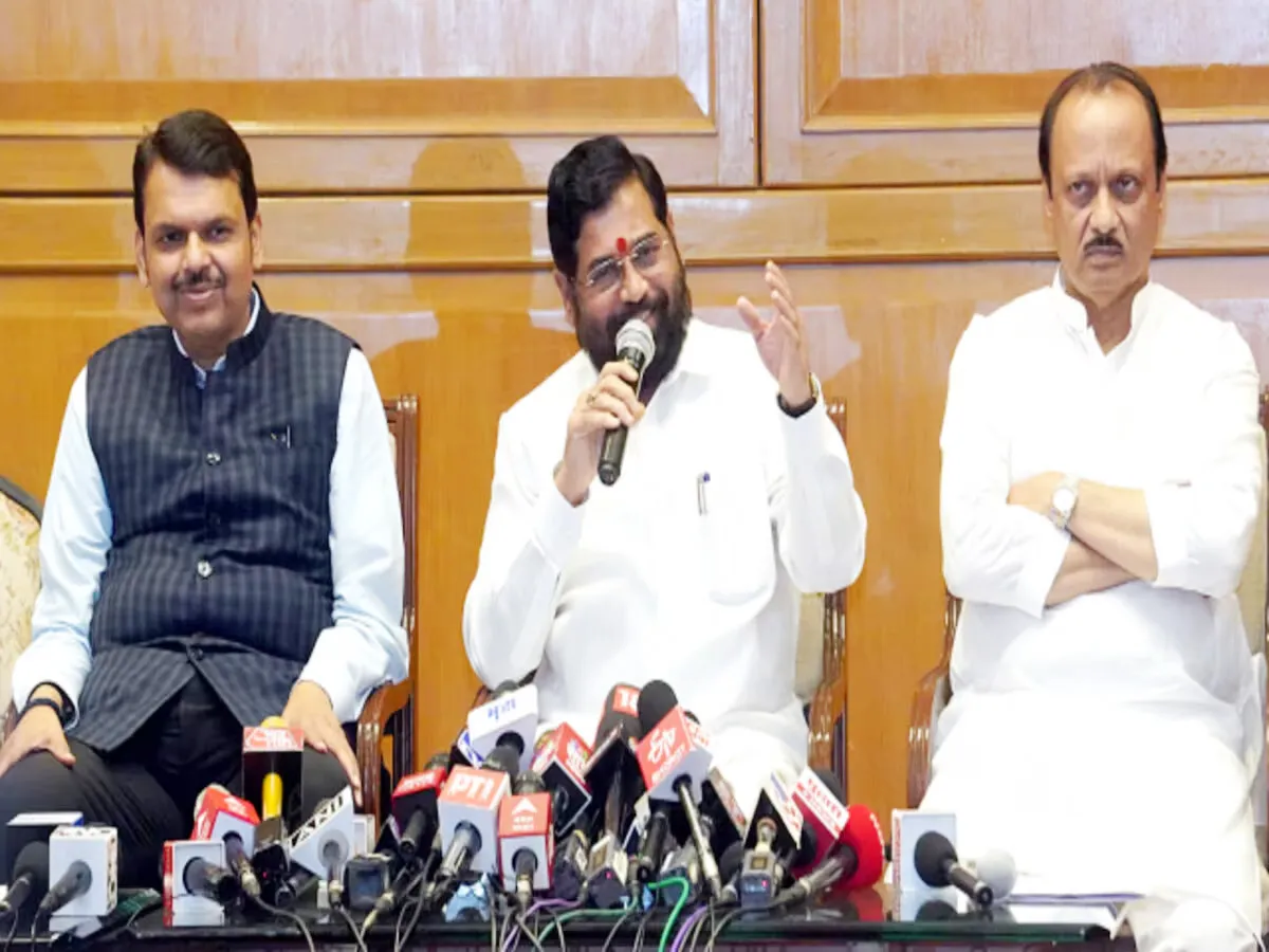 मुंबई में भी महायुति की आंधी, मुंबईकरों ने भर दी फडणवीस की झोली, शिंदे और उद्धव का मुकाबला बराबरी पर छूटा