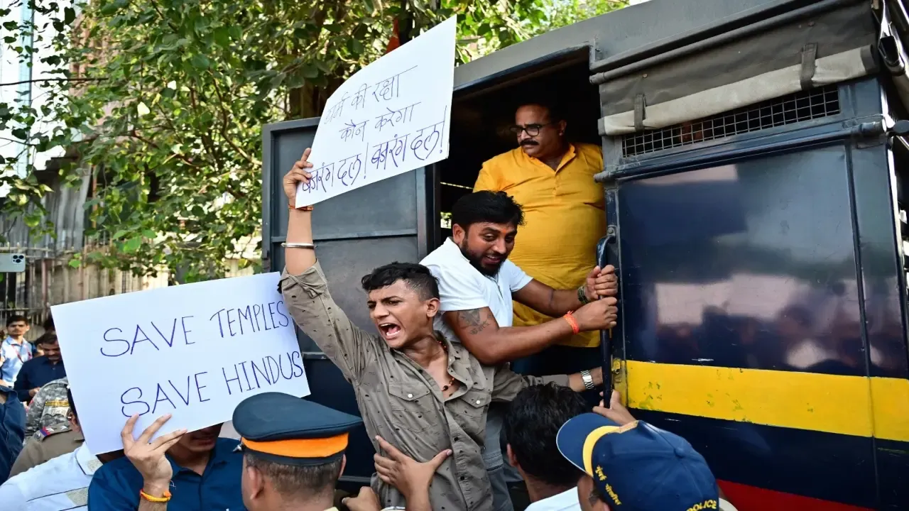 कनाडा में हिंदुओं पर हमले;  मुंबई के प्रभादेवी में कनाडाई दूतावास के बाहर विरोध प्रदर्शन 