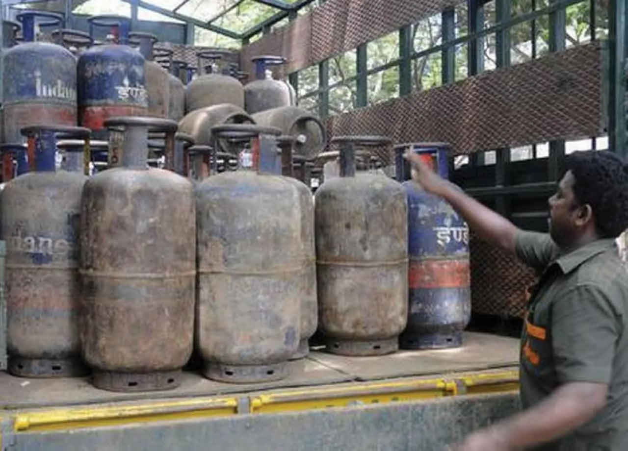 मुंबई में कॉमर्शियल एलपीजी सिलिंडर के दाम में करीब ६२ रुपए की बढ़ोतरी