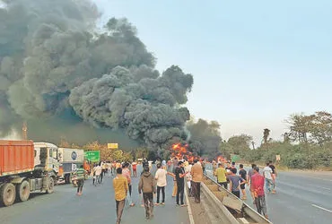 मुंबई-अहमदाबाद राजमार्ग पर ट्रक में आग; जलकर खाक 