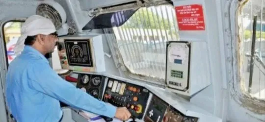 कल्याण स्टेशन पर उपनगरीय लोकल ट्रेनों में लोको पायलट और अन्य ट्रेन क्रू को बदलने का दावा