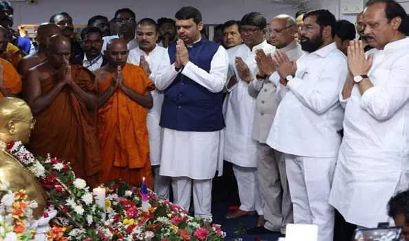 मुख्यमंत्री देवेंद्र फडणवीस ने उपमुख्यमंत्री एकनाथ शिंदे और अजीत पवार के साथ डॉ. अंबेडकर को श्रद्धांजलि दी