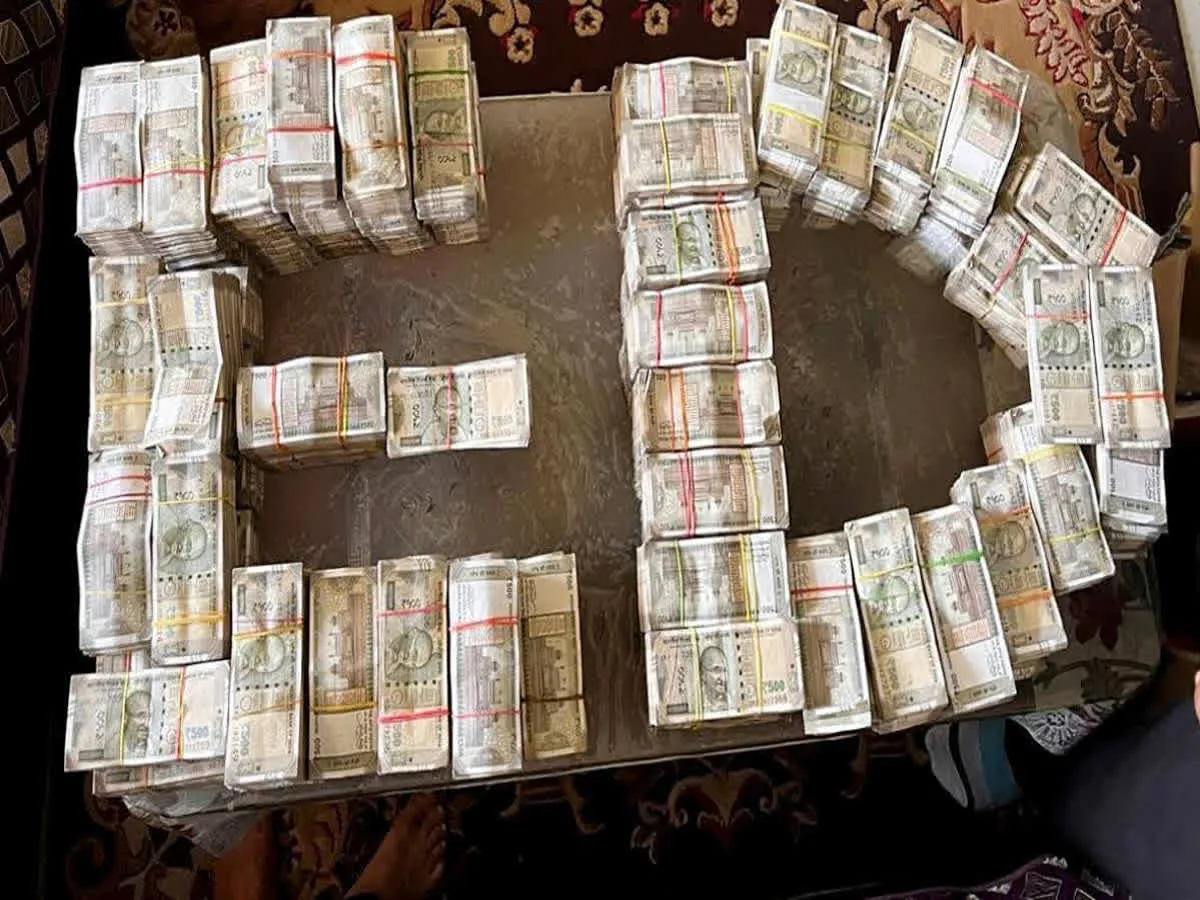 मनी लॉन्ड्रिंग जांच के तहत मुंबई, दिल्ली और गुड़गांव में छापेमारी के दौरान लगभग ₹3.9 करोड़ की चल संपत्ति जब्त