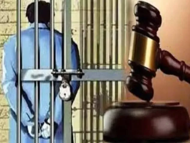 मुंबई : 15 वर्षीय लड़की को बंधक बनाकर बलात्कार करने के मामले में एक व्यक्ति को 20 साल के कठोर कारावास की सजा