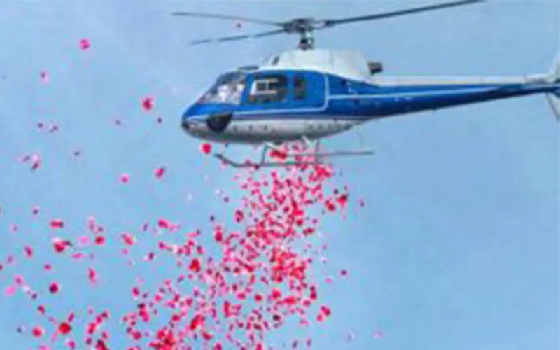 मुंबई : चैत्य भूमि स्मारक पर हेलीकॉप्टर से फूलों की वर्षा 