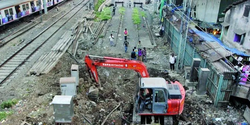 मुंबई : रेल पटरियों के बीच बाड़बंदी पर होर्डिंग लगाएगा पश्चिमी रेलवे 