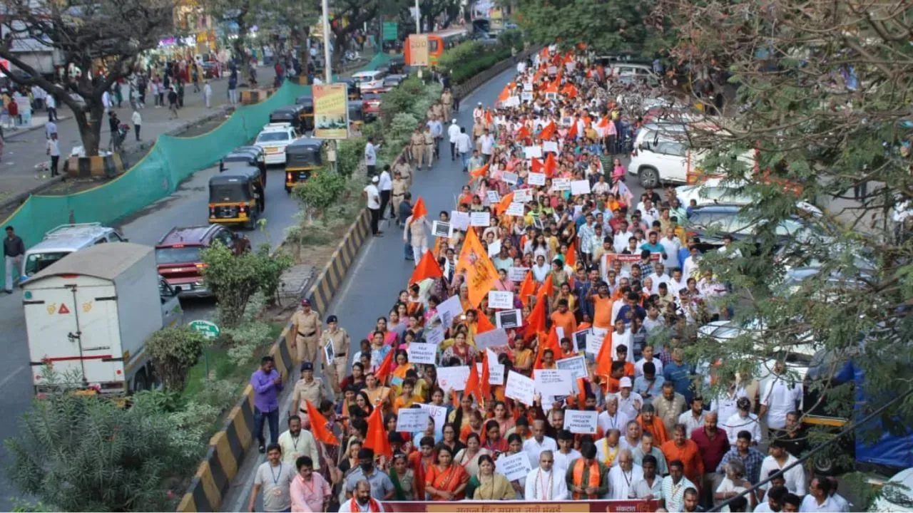 नवी मुंबई : बांग्लादेश में हिंदुओं और अल्पसंख्यकों पर हो रहे अत्याचार के विरोध में नवी मुंबई में हिंदू समाज सड़कों पर