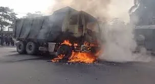 मुंबई-नागपुर राजमार्ग पर 9 साल के बच्चे को तेज रफ्तार डंपर ने कुचल दिया; गुस्साए लोगों ने डंपर को आग के हवाले कर दिया