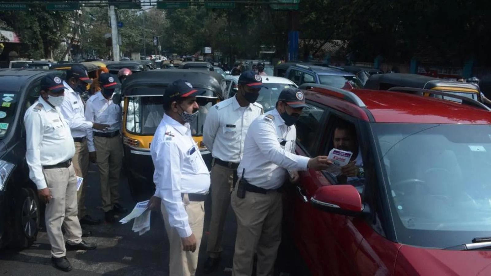 महाराष्ट्र : नए साल के जश्न में लोगों ने ट्रैफिक रूल्स की उड़ाईं धज्जियां, पुलिस ने काटा 89 लाख रुपये से ज्यादा का चालान