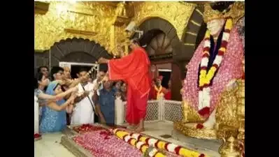 शिरडी: साईं के चरणों में भक्त ने 203 ग्राम वजन का सोने का हार चढ़ाया 