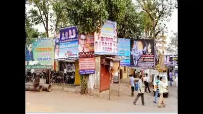 मुंबई: जिस विभाग में अवैध होर्डिंग लगी मिलेंगी वहां के अधिकारियों को जिम्मेदार मानते हुए कार्रवाई करने की चेतावनी